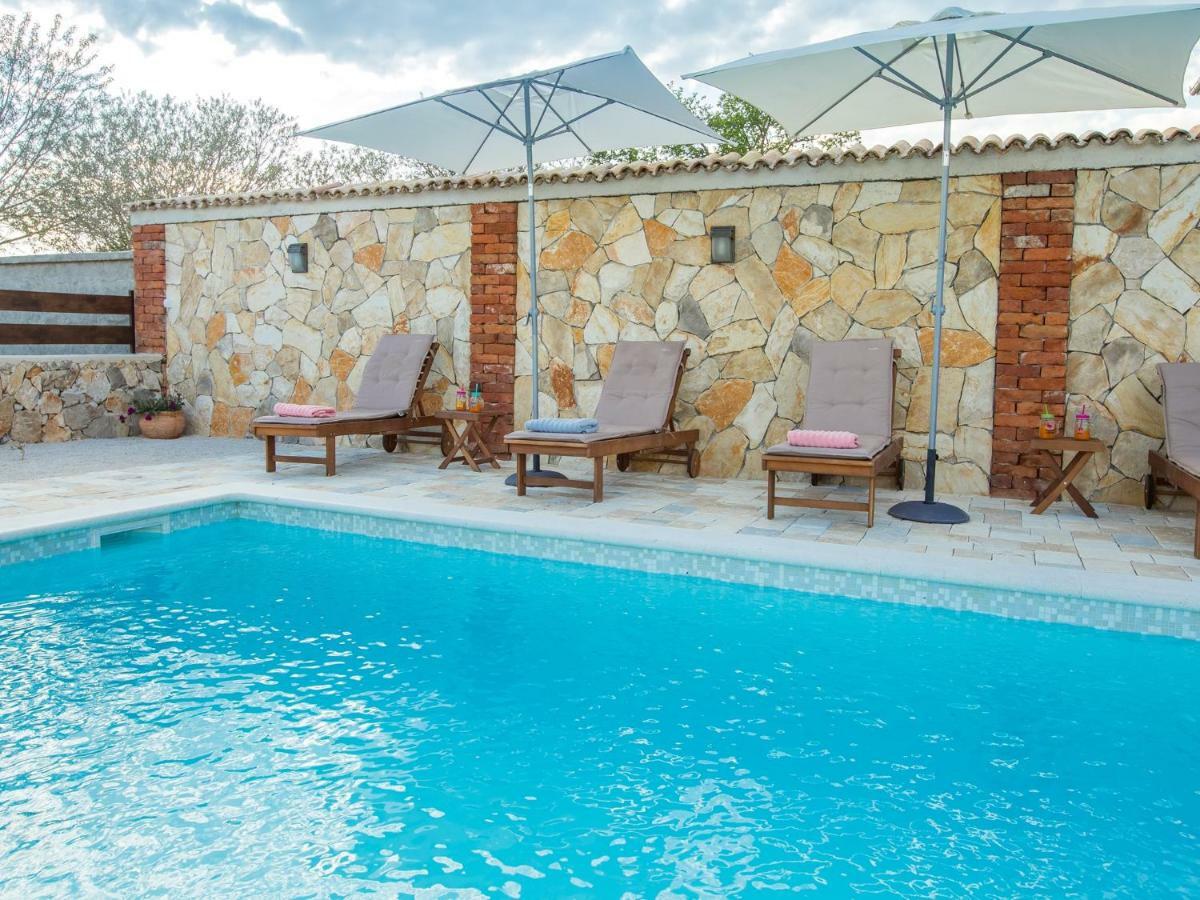 Iva With Pool Villa